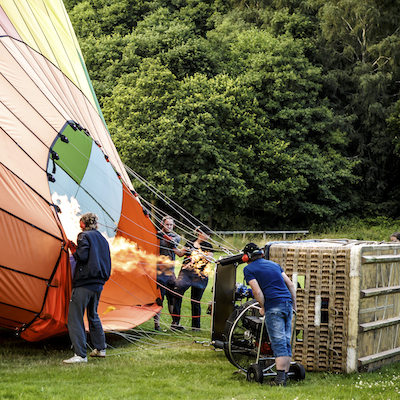 At opleve luftballonen fyldes med varmluft er også spændende