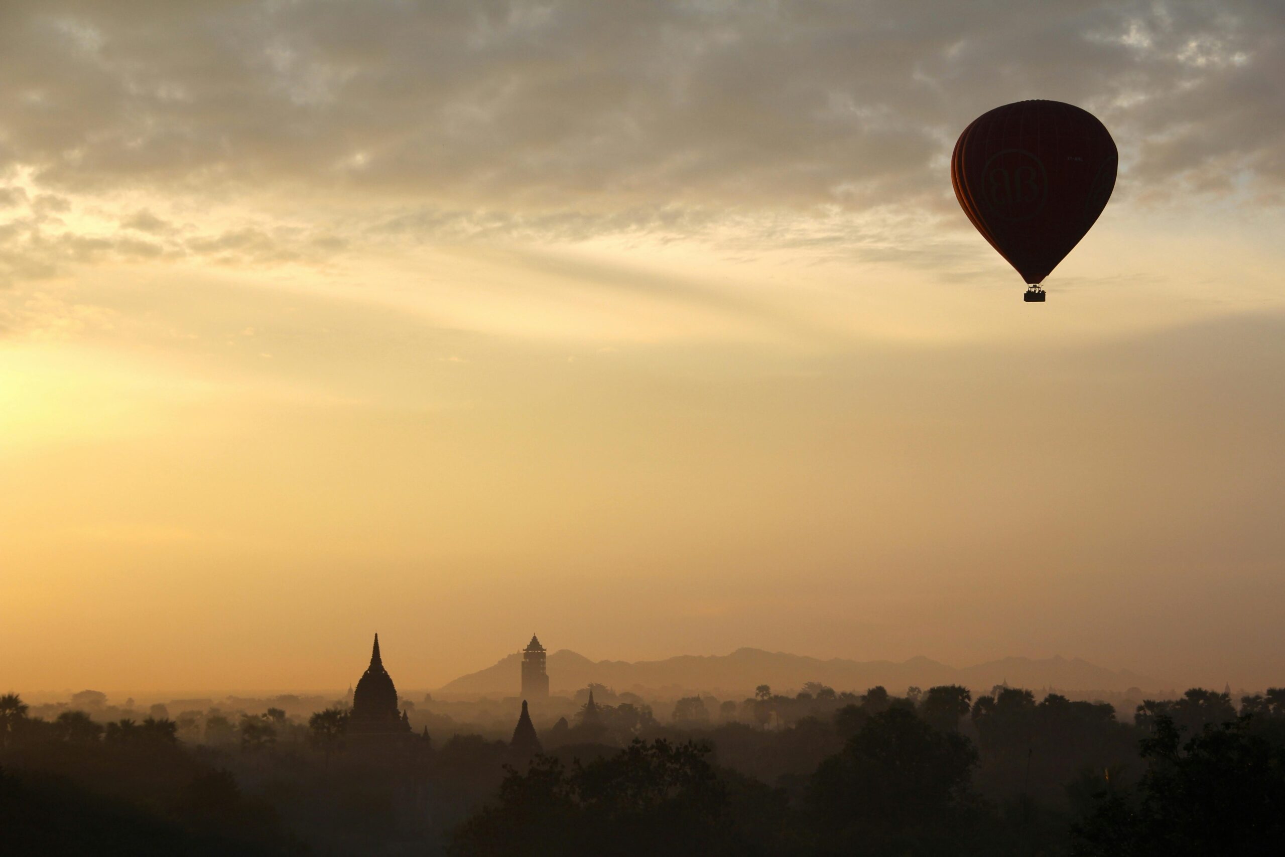 Lot balonem z panoramą na pokryte w porannej mgle miasto